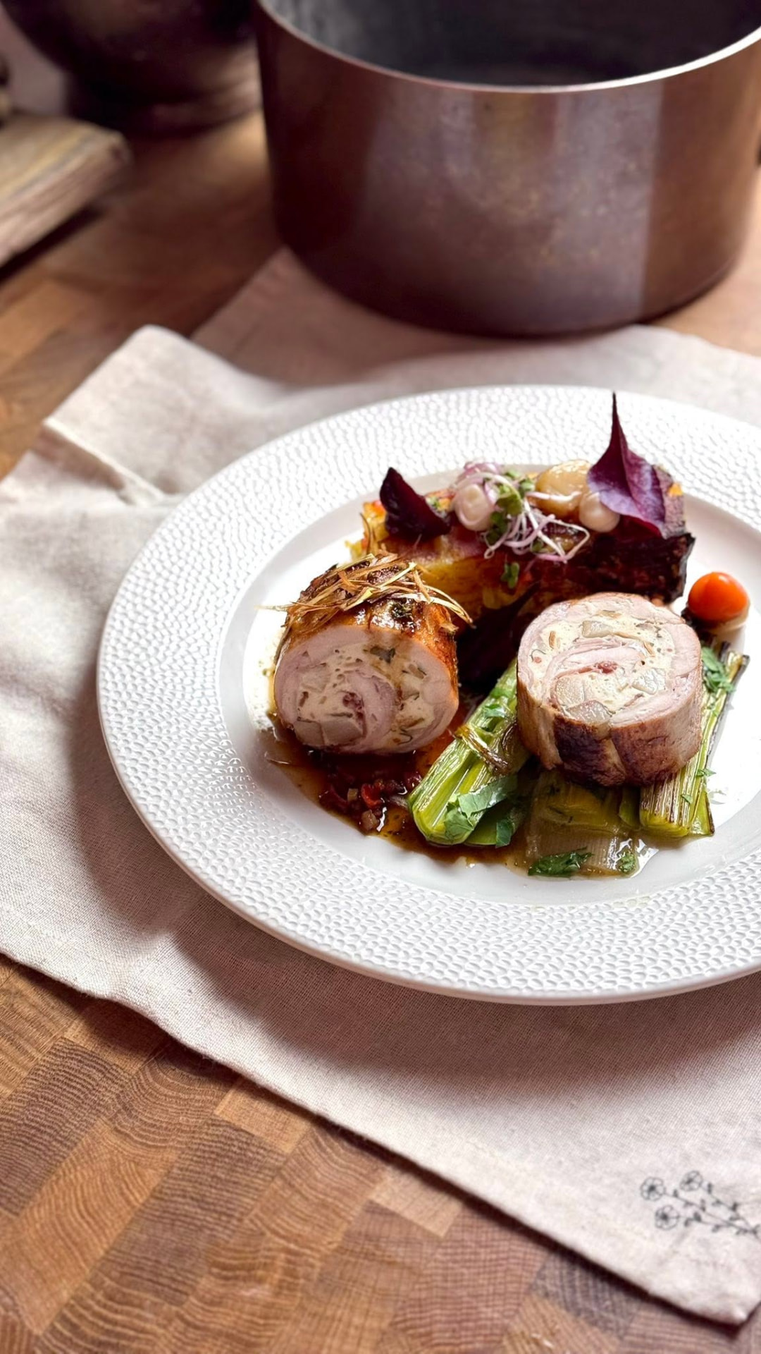 Plněná masová roláda s pórkem, červenou řepou a demi-glace